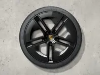 21-Zoll Taycan Sommerradsatz im Exklusiv-Design, lackiert in Schwarz (hochglanz) mit Aeroblades lackiert in Blank (hochglanz). Porsche Taycan (MK2) 2024>> - 9J1073663TB - 9J1073663TB