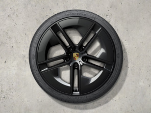 21-inch Taycan exclusive design summer wheel-and-tyre set, painted in black (high-gloss) with Aeroblades painted in blank (high-gloss). Porsche Taycan (MK2) 2024>> - 9J1073663TB - 9J1073663TB