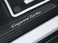 Seitenschwellerleisten in Carbon mit Logo. Porsche 958 Cayenne MKIII - 95804480013, 95804480017, 95804480037