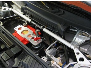 Barre de renfort de tourelle de suspension – 2 points par Rennline. Porsche 997/987/Cayman - SB63