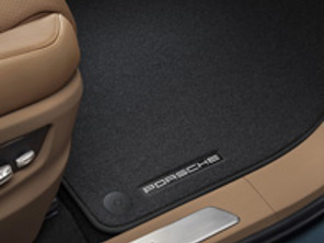Tapis de sol avec contour en Nubuck. Porsche Cayenne (9YA) 2018>> RHD - Volant à droite - 9Y2863011OS5, 9Y2863011OU6, 9Y2863011, 9Y2863011OH7, 9Y2863011OS1