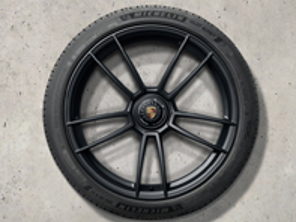 20'/21' 911 Turbo S, en negro (brillo satinado) Llantas de aleación y neumáticos de invierno Porsche original para modelos 992 (911) GTS - 992044601BA