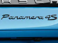 Stemma Posteriore 'PANAMERA 4S', colore Nero. Porsche 971 Panamera 2017>> - 971044880041