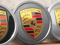 Wieldoppen in platina (zijdeglans) met gekleurd Porsche embleem voor Porsche Taycan / Panamera - 9J1073000C