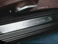 Seitenschwellerleisten in Edelstahl mit Logo. Porsche 997 MKI / 997 MKII - 99755198107, 99755198109, 99755198108, 99755198110, 99755198111, 99755198114, 99755198112, 99755198113