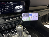 智能手机支架和充电器。保时捷 992