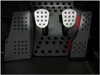 Rennline Aluminium Kupplungs-/Bremspedal 2 Stück. Perforiert. UNIVERSAL - P21, P4625