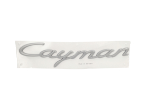 Stemma sul cofano posteriore Cayman, primerizzato. Porsche 987.1 Cayman - 98755998401