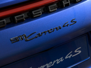 Heckplakette „911 CARRERA 4S“, in Schwarz hochglänzend. Porsche 992 (911) - 992044822041