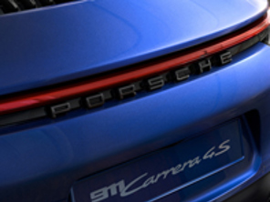 Insignia trasera con el logotipo 'PORSCHE', en negro brillante. Porsche 992 (911) - 99204481900041