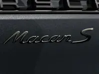 Insigne arrière MACAN S, en Noir (mat). Porsche Macan II / Macan II S - 95B044815710K1, 95B04481571