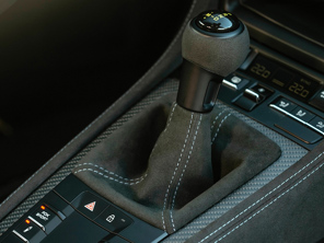 PDK-Sportknopf- und Kofferraum-Upgrade-Kit, schwarzes Race-Tex / graue Nähte. Porsche 718 / 991.2 / 991 GT3 - 982713120APO2