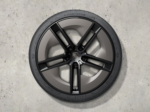 21-Zoll Taycan Sommerradsatz im Exklusiv-Design, lackiert in Schwarz (hochglanz) mit Aeroblades lackiert in Turbonite. Porsche Taycan Turbo (MK2) 2024>> - 9J1073663TC - 9J1073663TC