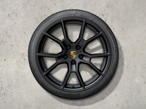 Juego de ruedas y neumáticos de invierno RS Spyder Design de 21 pulgadas, pintados en negro (brillo satinado). Porsche Taycan (MK2) 2024>> - 9J1073603NN - 9J1073603NN