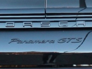 „PANAMERA GTS“ Heck-Emblem, grundiert. Porsche 971 Panamera 2017>> - 971044880A, 971044880AG2X