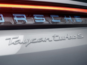 Insignia trasera TAYCAN TURBO S, imprimada. Porsche Taycan Turbo / Turbo S - 9J104480008G2X, 9J104480008