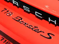 '718 Boxster S' Schwarzes Heck-Emblem für Porsche 718 (982) Boxster - 98204480081041