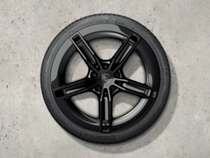 21-inch Mission E design winter wheel-and-tyre set, painted in black (high-gloss). Porsche Taycan (MK2) 2024>> - 9J1073603KB - 9J1073603KB
