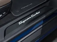 Baguettes de bas de caisse en aluminium brossé noir avec logo, illuminées. Porsche Taycan 2020>> - 9J1073801A, 9J1073801B, 9J1073801C