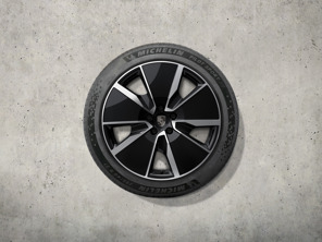 Juego de ruedas y neumáticos de verano de 21" con diseño Macan Turbo, en negro brillante. Porsche Macan-e - 95C044660C