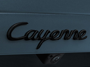 Insigne de capot arrière « Cayenne », en noir (mat). Porsche 9YA Cayenne E-Hybrid Coupé - 9Y004487024OK1, 9Y004487024