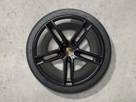 21-inch Taycan exclusive design summer wheel-and-tyre set, painted in black (high-gloss) with Aeroblades Carbon. Porsche Taycan (MK2) 2024>> - 9J1073663TA - 9J1073663TA