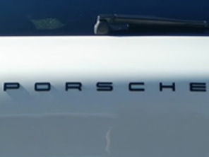 PORSCHE - Mattschwarzes Heckemblem für Porsche 95B Macan / Macan II - 95B853687A