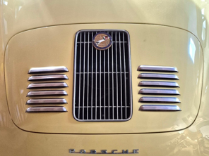 Rivestimento del cofano motore in alluminio con feritoie in stile GT. Porsche 356 Coupé - 64451200100