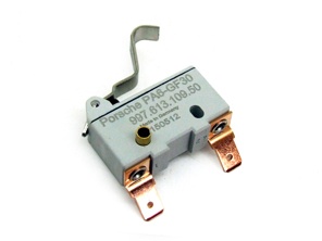 Contacteur de démarrage à pédale d'embrayage. Porsche 997 / 987 Boxster / 987C Cayman manuelle 6 vitesses - 99761310950, 99761310902, 99761310901, 99761310900, 997.613.109.50, 000.043.207.86, 997.613.109.02, 997.613.109.01, 997.613.109.00, 996.613.109.00, 996 613 109 00, 000 043 207 86, 997 613 109 50, 00004320786, 997 613 109 02, 997 613 109 01, 997 613 109 00, 99661310900 - Micro switch clutch pedal 996 997 Boxster 986 Cayman 987