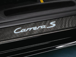 Seitenschwellerleisten in Carbon mit Logo, beleuchtet. Porsche 997 MKI / 997 MKII - 99755199100, 99755199101, 99755199109, 99755199110, 99755199102, 99755199103, 99755199104, 99755199125, 99755199107, 99755199111, 99755199121, 99755199106