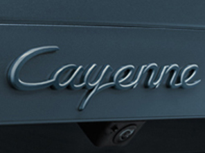 Heckdeckelplakette „Cayenne“, grundiert. Porsche 9YA Cayenne Turbo S E-Hybrid Coupé - 9Y004487026G2X, 9Y004487026